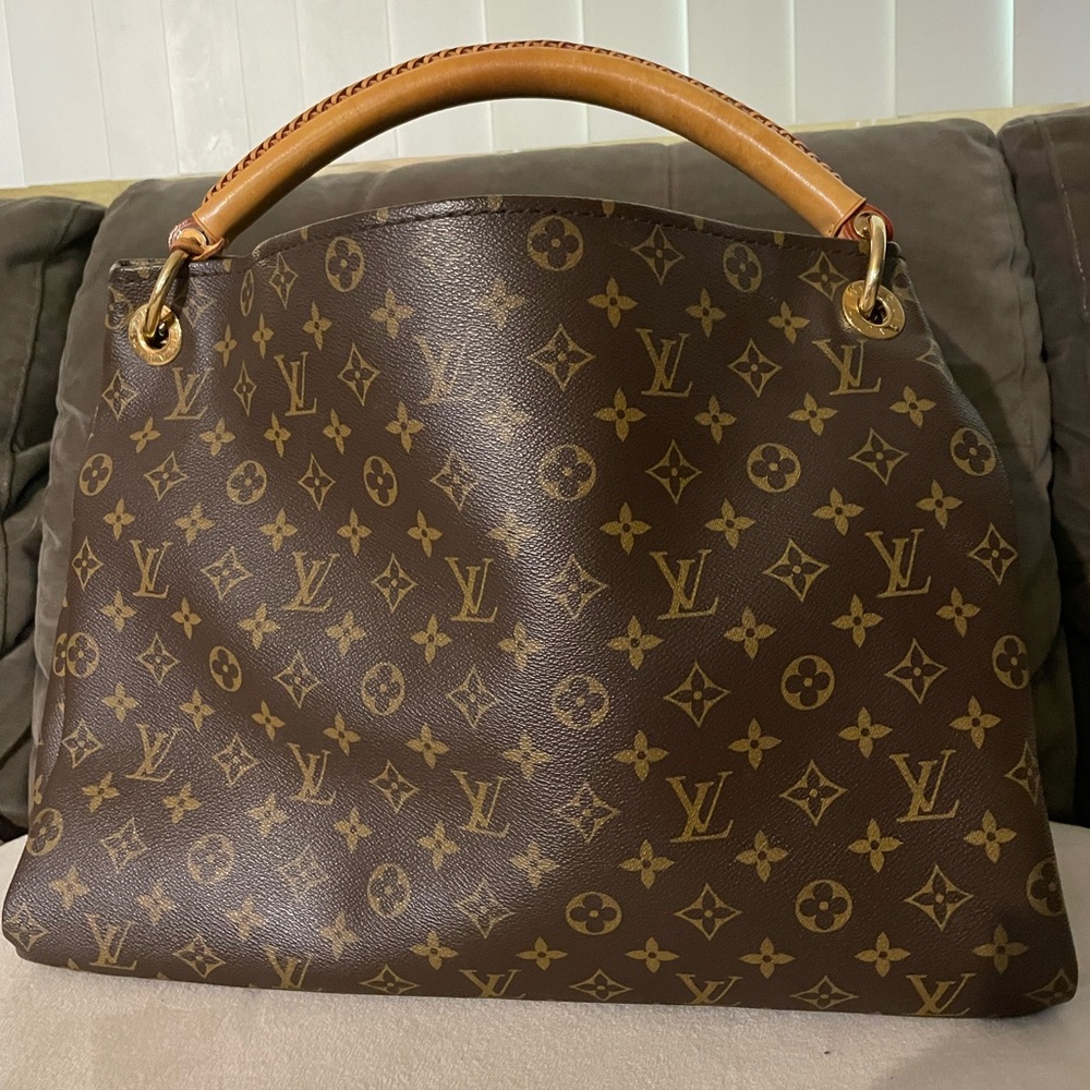 Authentic LV artsy purse, good condition , clean , seldom to use